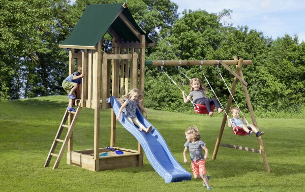 Kinderspielanlage mit Spielturm, Doppelschaukel und Sandkasten