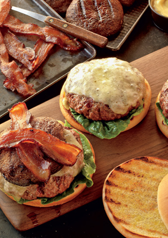 Grillrezept_Cheeseburger_mit_Speck_und_Portobellos_Bild