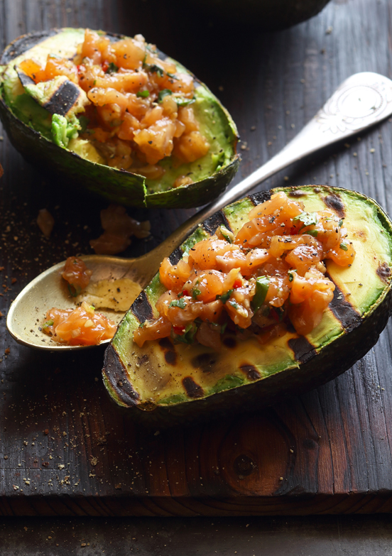 Grillrezept_Gegrillte_Avocado_mit_Lachstatar_Bild