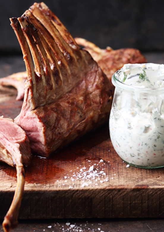 Grillrezept_Lammr-cken_mit_Koriander_Chili_Joghurt_Bild