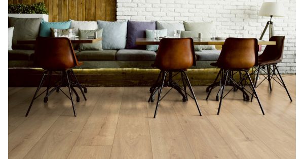 ter Hürne Ikō Laminatboden Grand Eiche Music Store lange Landhausdiele